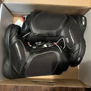 Encore Boa and Vans Collab women’s snow boots